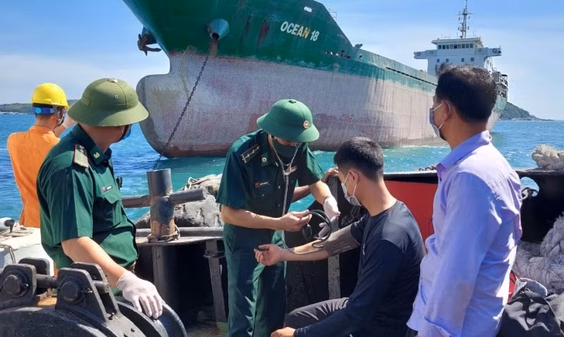 BĐBP kiểm tra y tế các ngư dân được cứu trên tàu cá gặp nạn.