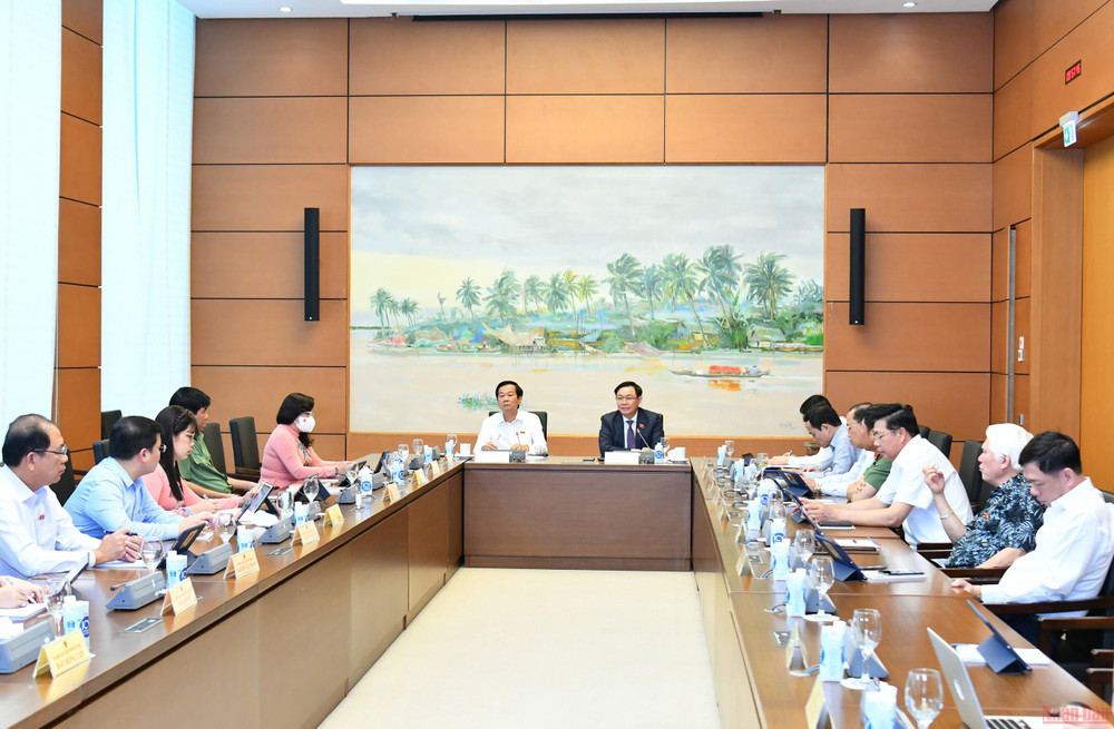 Phiên thảo luận tại Tổ 12. (Ảnh: NGUYÊN KHOA) Trao cơ chế đặc thù cần gắn với cá thể hóa trách nhiệm -0