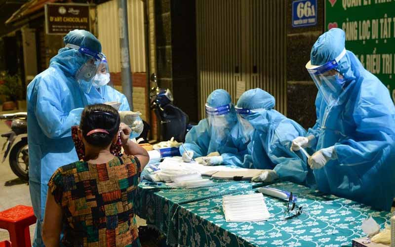 Lấy mẫu xét nghiệm ngay trong đêm15-6. (Ảnh Thành Cường) TP Vinh: Phong tỏa ba khối dân cư, giãn cách cả phường Hưng Dũng -0