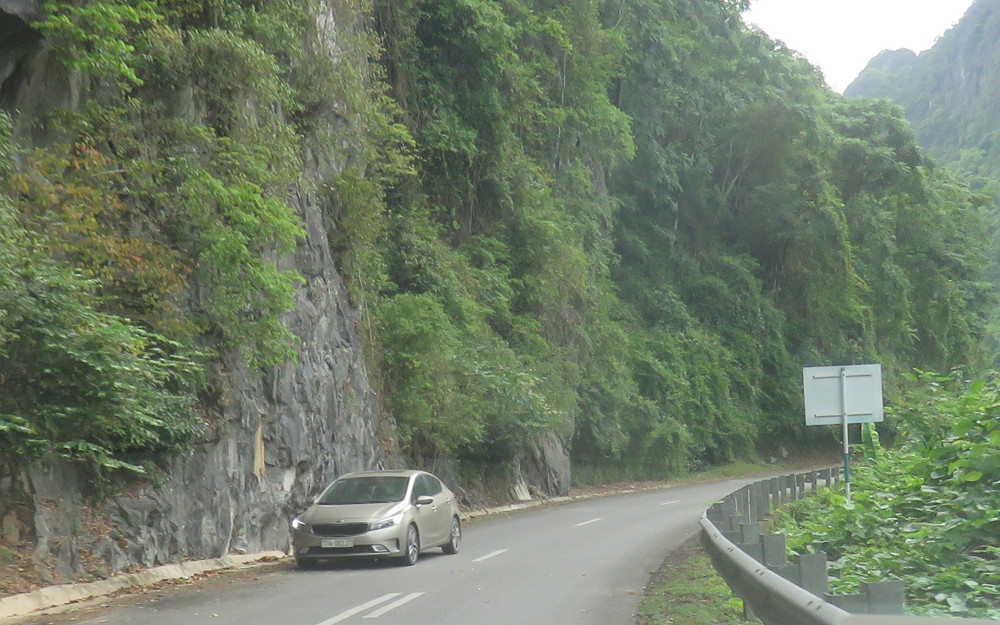 Một đoạn đường Hồ Chí Minh nhánh tây (Ảnh: HƯƠNG GIANG) Lật xe khách trên đường Hồ Chí Minh nhánh tây: ít nhất bảy người chết -0