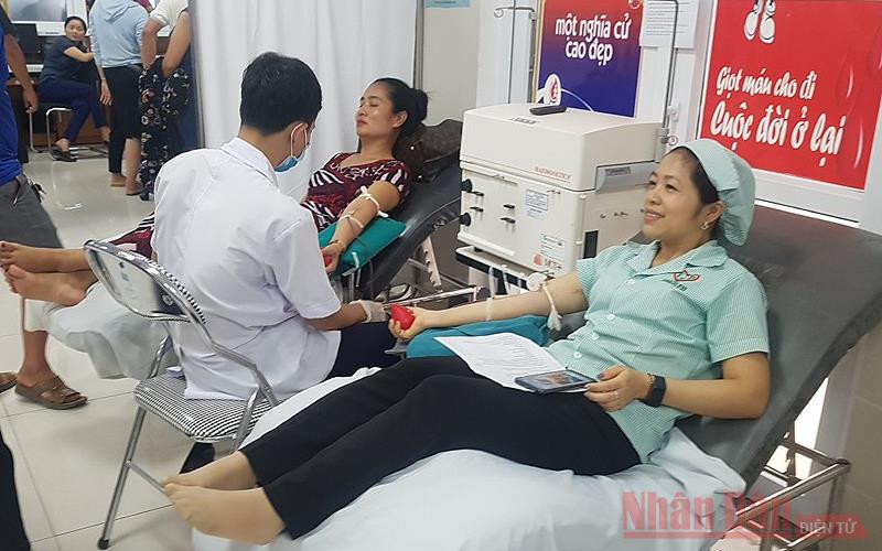 Nhiều tình nguyện viên và người nhà nạn nhân hiến máu tại bệnh viện Hữu nghị Việt Nam-Cuba (Ảnh: HƯƠNG GIANG) Cập nhật: Lật xe khách ở Quảng Bình, ít nhất 13 người tử vong -0