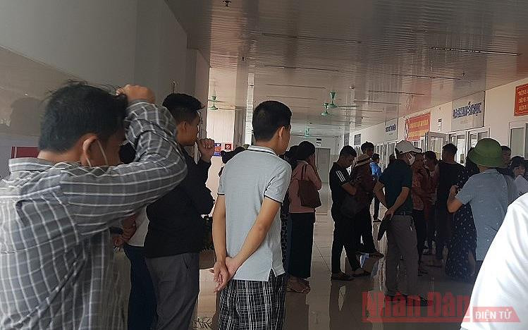 Người nhà của các nạn nhân đang ngóng chờ tin tức (Ảnh: HƯƠNG GIANG) Cập nhật: Lật xe khách ở Quảng Bình, ít nhất 13 người tử vong -0
