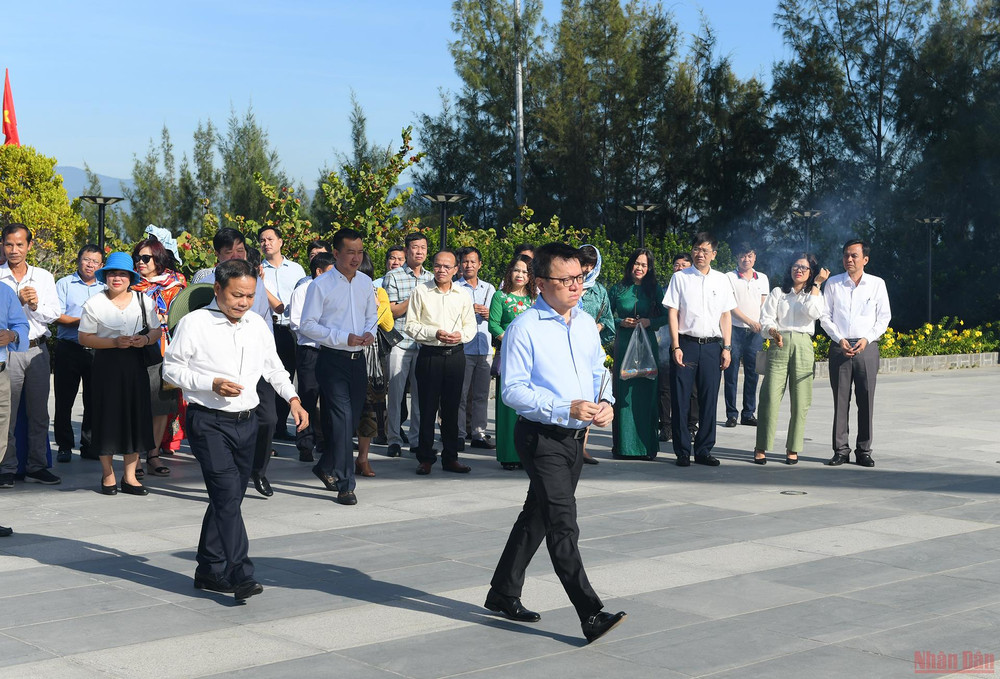 Tổng Biên tập Báo Nhân Dân Lê Quốc Minh dẫn đầu đoàn Báo Nhân Dân lên dâng hương. Đoàn báo Nhân Dân dâng hương, dâng hoa tưởng niệm các chiến sĩ Gạc Ma hy sinh tại vùng biển Trường Sa. -0