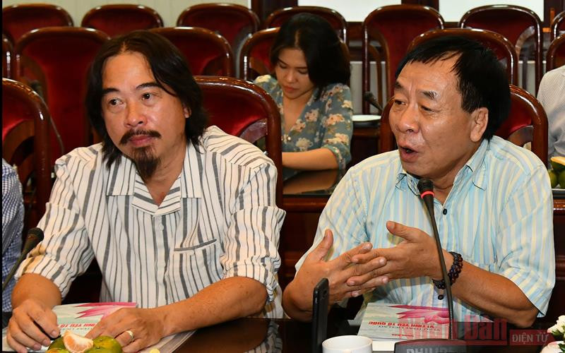 Nhà báo Nguyễn Hòa (bên phải) chia sẻ, giải đáp với phóng viên báo chí tại họp báo. Báo Nhân Dân giới thiệu cuốn sách “Vì sự thật lịch sử, vì tình yêu Tổ quốc” -0