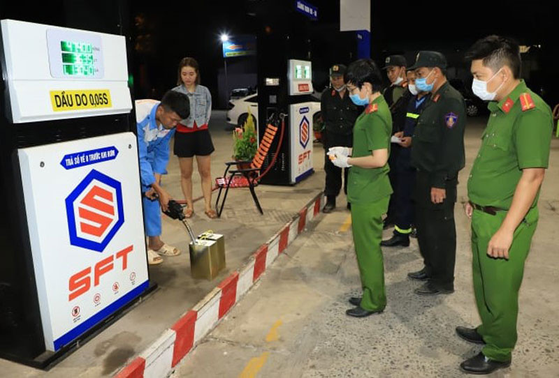 Lực lượng công an khám xét một cây xăng. Triệt phá đường dây sản xuất xăng giả quy mô lớn ở phía nam -0