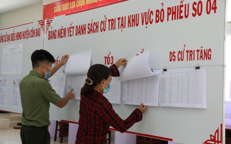 Sau khi được thông báo, người dân huyện Côn Đảo (Bà Rịa - Vũng Tàu) tới khu vực bỏ phiếu kiểm tra thông tin trong danh sách cử tri niêm yết. Đa dạng, sinh động các hình thức tuyên truyền bầu cử -0