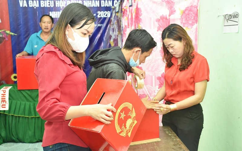 Thành viên một điểm bỏ phiếu chuẩn bị các thùng phiều. BC_3-1621495238581.jpg