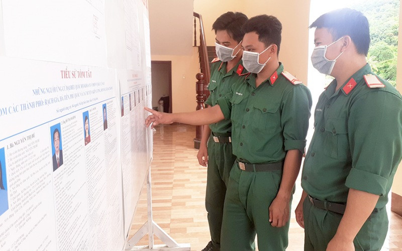 Cử tri tại Trung đoàn 152 (Quân khu 9) xem tiểu sử người ứng cử. BC_2-1621495239080.jpg