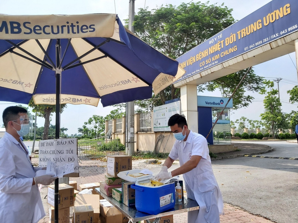 Nhân viên khoa Huyết học – Truyền máu, Bệnh viện Bệnh Nhiệt đới T.Ư kiểm tra số lượng chế phẩm máu được bàn giao. 26 chuyến xe vận chuyển chế phẩm máu cấp cứu bệnh nhân Covid-19 -0
