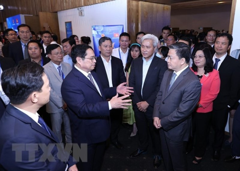 Thủ tướng Phạm Minh Chính trao đổi với các đại biểu dự Diễn đàn Kinh tế Việt Nam lần thứ tư. (Ảnh: Dương Giang/TTXVN) Việt Nam kiên định đường lối đổi mới, tích cực hội nhập sâu rộng -0