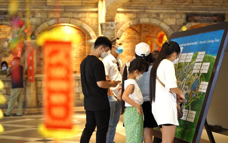 Du khách tại ga cáp treo Hòn Thơm (Phú Quốc)