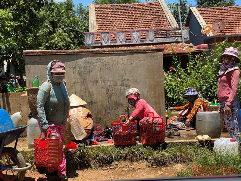 Hàng trăm lượt người thôn Hòa Ngãi phải vất vả không kể sớm trưa đi lấy nước về ăn uống trong ngày do nguồn nước khan hiếm. Phú Yên cấp bách tìm nước sinh hoạt cho người dân -0