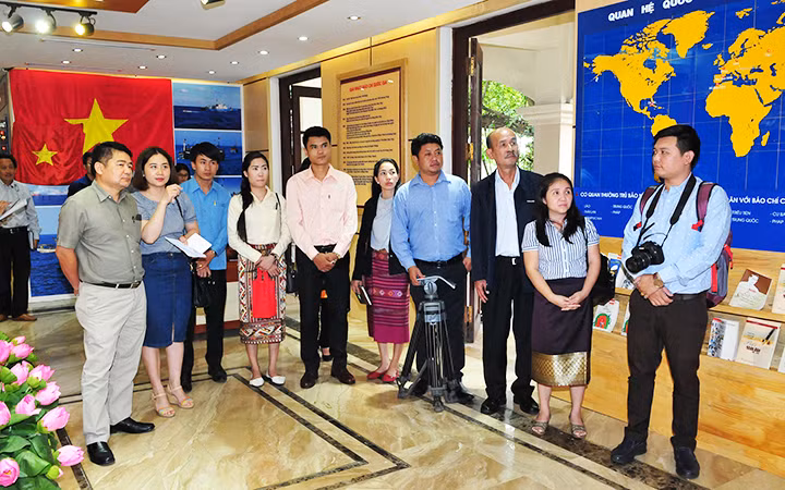 Đoàn đại biểu báo chí Cộng hòa DCND Lào thăm phòng truyền thống Báo Nhân Dân. Ảnh: NGUYỄN ĐĂNG