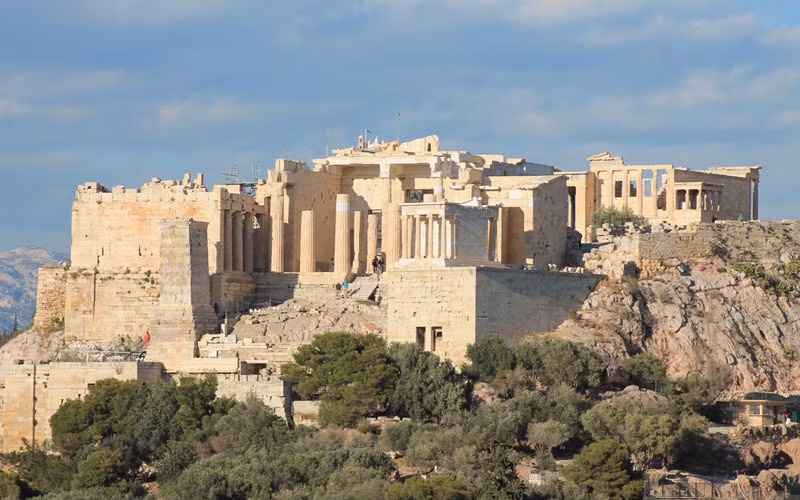 Ngọn đồi thiêng Acropolis khoe sắc trắng cẩm thạch trên những kỳ quan kiến trúc đã trở thành di sản vô giá của cả nhân loại. 