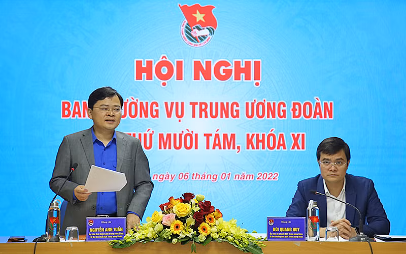 Các đồng chí Nguyễn Anh Tuấn, Bùi Quang Huy điều hành Hội nghị Ban Thường vụ Trung ương Đoàn lần thứ 18, khóa XI.