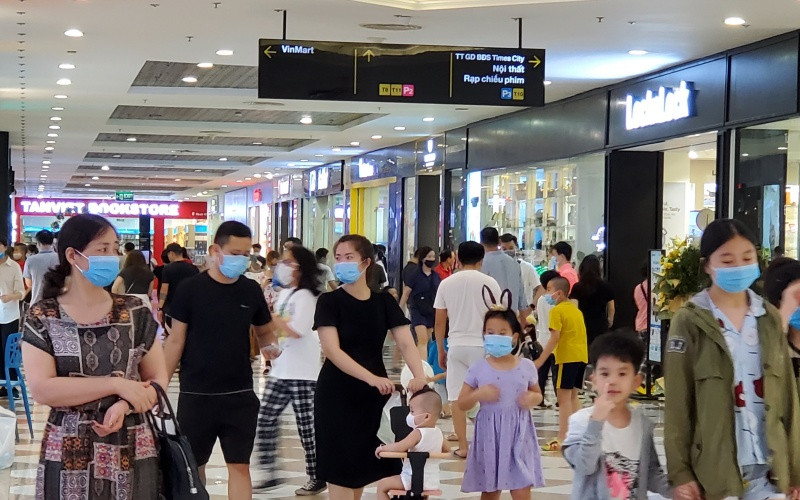 Các trung tâm thương mại sôi động vào dịp cuối tuần.