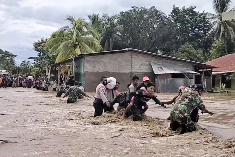 Lực lượng cứu nạn Indonesia hỗ trợ người dân tại Malaka Tengah, tỉnh Đông Nusa Tenggara, di dời tới nơi an toàn. (Ảnh: AP) Số người thiệt mạng do bão nhiệt đới tại Indonesia và Timor-Leste tiếp tục tăng -0