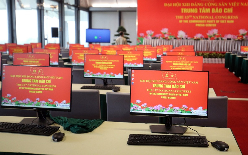 Trung tâm báo chí trang bị toàn bộ máy tính để bàn có kết nối mạng để phục vụ và đáp ứng yêu cầu tác nghiệp của gần 500 phóng viên, kỹ thuật viên trong nước; hơn 60 phóng viên, biên tập viên, kỹ thuật viên của các hãng thông tấn nước ngoài thường trú tại Việt Nam đăng ký tác nghiệp tại Trung tâm Báo chí Đại hội. 2_4094-1611315222702.jpg