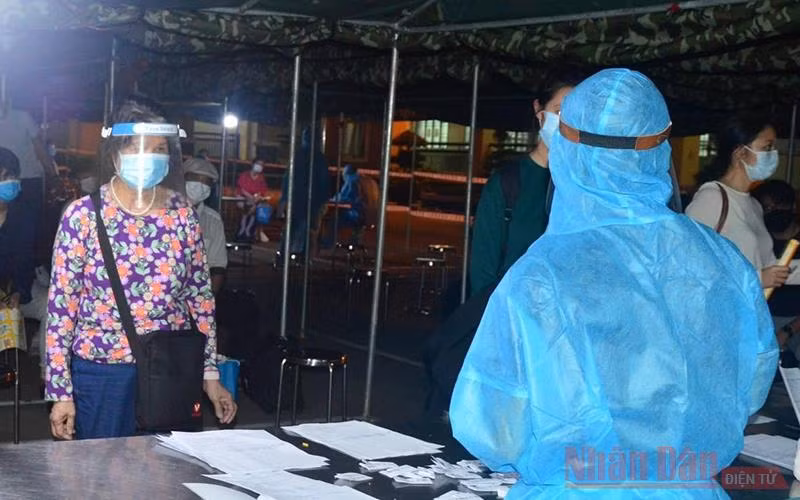 Tiếp nhận, cách ly công dân Việt Nam trở về từ Australia tại Trung đoàn Đồng Nai.