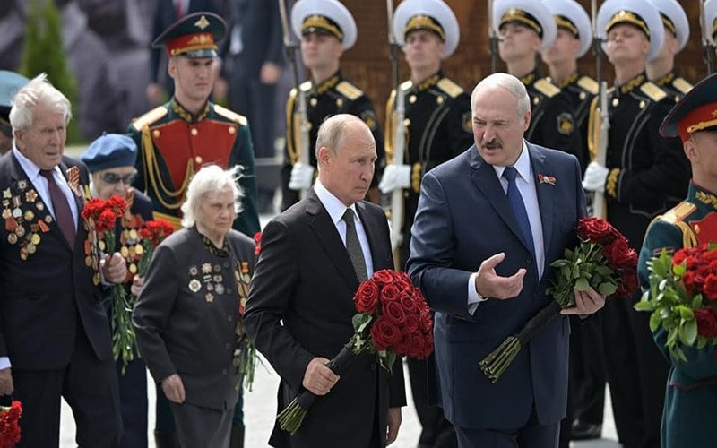 Tổng thống Nga V. Putin và Tổng thống Belarus A. Lakashenko đặt hoa tại tượng đài. (Ảnh từ Internet) Bức tượng của nhân dân -0