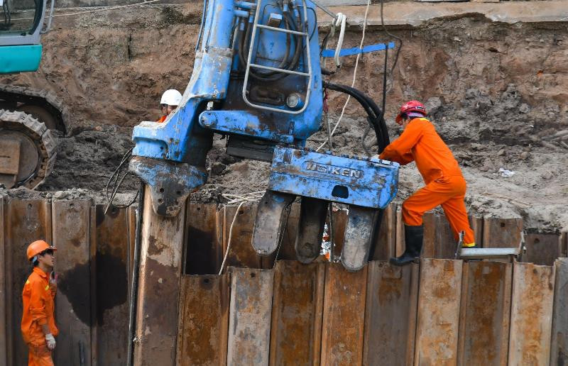 Trong quá trình thực hiện dự án, đơn vị thi công sử dụng hệ thống cọc cừ bằng thép để ngăn chặn đất cát chảy xuống sông Tô Lịch cũng như tạo đường để vận chuyển thiết bị. Thi công hệ thống cống ngầm gom nước thải sông Tô Lịch -0
