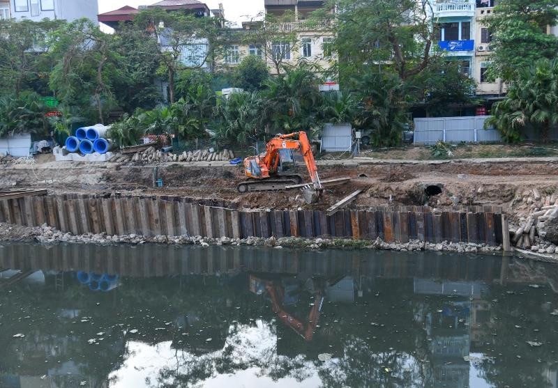 Hiện, việc thi công cống ngầm đang được thực hiện trên đoạn từ đường Hoàng Quốc Việt đến Nguyễn Đình Hoàn (Cầu Giấy) và Vũ Tông Phan (Thanh Xuân). Thi công hệ thống cống ngầm gom nước thải sông Tô Lịch -0