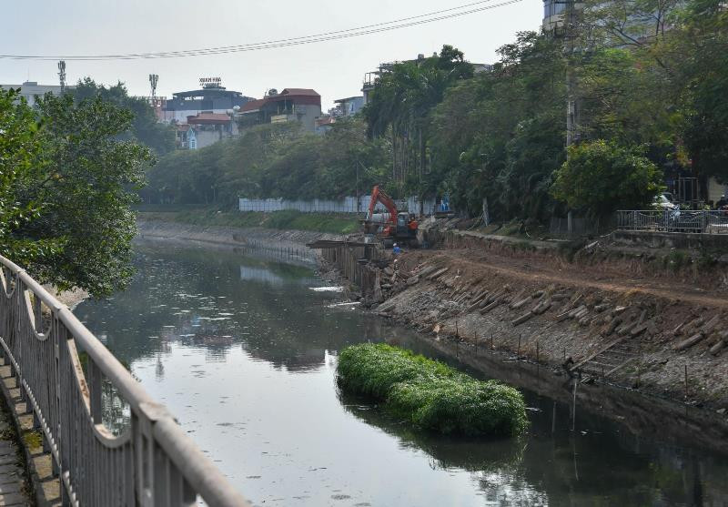 Tuyến cống bao số 1 dài 11,4km có đường kính D800mm đến D1.800mm chạy dọc theo sông Tô Lịch qua các tuyến phố như Nguyễn Đình Hoàn, Quan Hoa, Nguyễn Khang, Nguyễn Ngọc Vũ, Giáp Nhất, Kim Giang, Vũ Tông Phan. Thi công hệ thống cống ngầm gom nước thải sông Tô Lịch -0