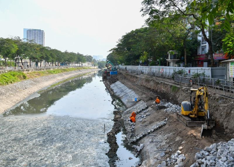Công trình được khởi công tháng 5-2020, dự kiến hoàn thành sau bốn năm thi công. Thi công hệ thống cống ngầm gom nước thải sông Tô Lịch -0