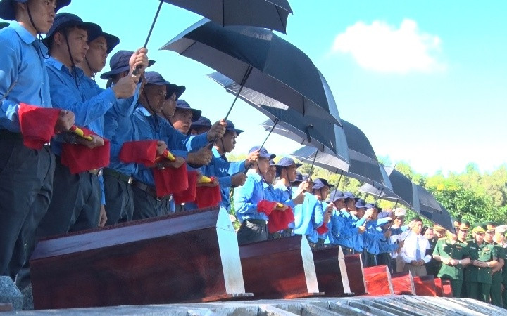 Nghi thức cải táng tại Nghĩa trang Liệt sĩ huyện Tam Nông. Cải táng 54 hài cốt liệt sĩ quân tình nguyện và chuyên gia Việt Nam -0