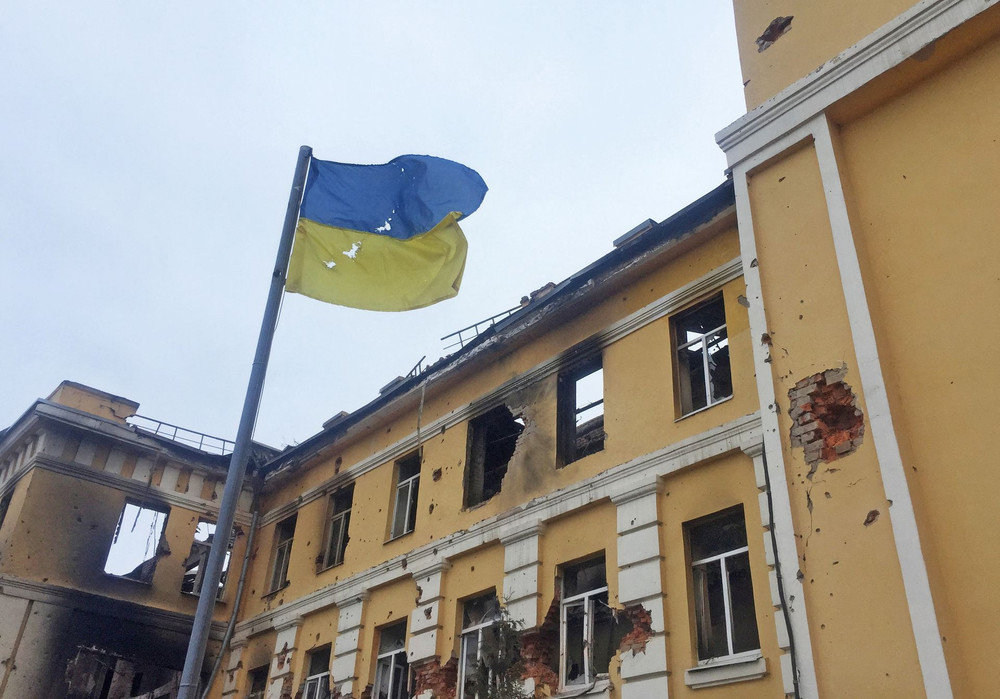 Theo người dân địa phương, trường học này tại thành phố Kharkiv, Ukraine, đã bốc cháy sau khi bị tấn công. (Ảnh: Reuters) Tình hình chiến sự tại Ukraine khi chiến dịch của Nga bước sang ngày thứ năm -0