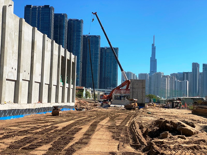 Phần bên trên nhà ga đang được hoàn thiện nền hạ.