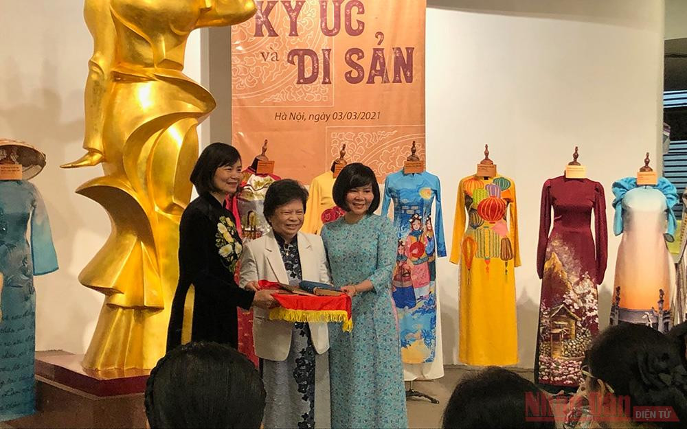 PGS, TS Nguyễn Thị Phượng tặng Bảo tàng tập Nhật ký. Trao tặng những ký ức về phụ nữ -0