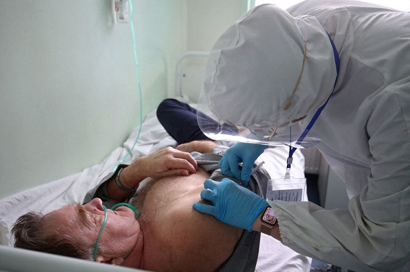 Chăm sóc bệnh nhân Covid-19 tại Bệnh viện Cấp cứu lâm sàng số 7 ở Volgograd, Nga, ngày 26/1/2022. (Ảnh: REUTERS) Anh triển khai tiêm vaccine phòng Covid-19 theo diện hạn chế cho trẻ từ 5-11 tuổi -0