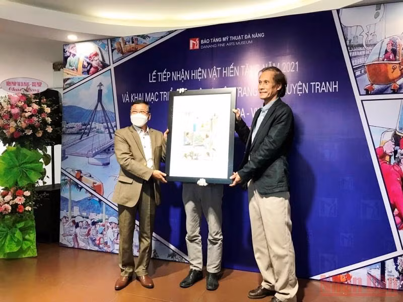 Đại diện gia đình họa sĩ Vĩnh Khoa - Vink trao tặng bộ sưu tập cho Bảo tàng Mỹ thuật Đà Nẵng.