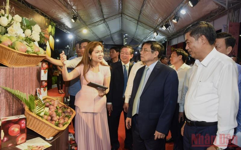 Thủ tướng Phạm Minh Chính tham quan các gian hàng tại triển lãm trái cây, sản phẩm nông nghiệp và sản phẩm OCOP. (Ảnh: Trần Hải) IMG_20220528_223151-1653752809966.jpg
