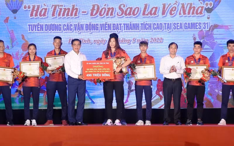 Đại diện lãnh đạo tỉnh Hà Tĩnh trao tặng Bằng khen cho các vận động viên, huấn luyện viên đạt thành tích cao tại SEA Games 31.