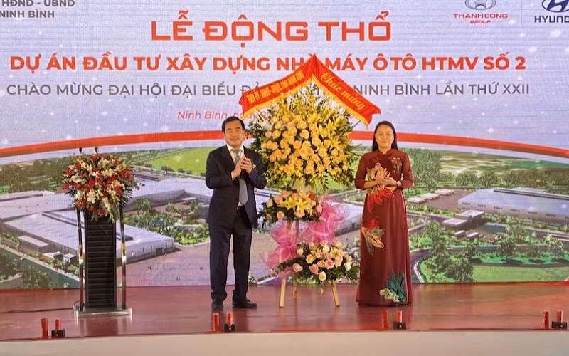 Lãnh đạo tỉnh Ninh Bình tặng hoa và chúc mừng lãnh đạo Tập đoàn Thành Công.