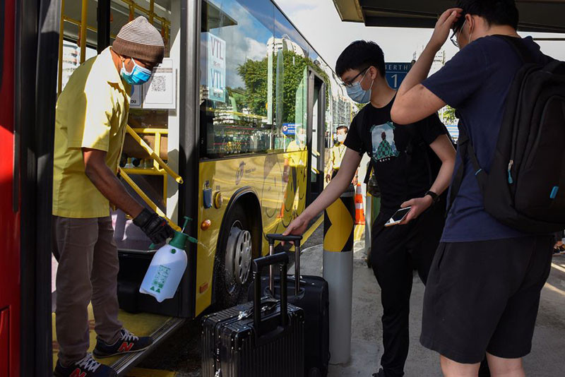 Khử khuẩn hành lý của hành khách di chuyển tới Malaysia thông qua VTL giữa Singapore và Malaysia. (Ảnh: Reuters) Châu Á khẩn trương ngăn chặn biến thể Omicron xâm nhập và lây lan -0