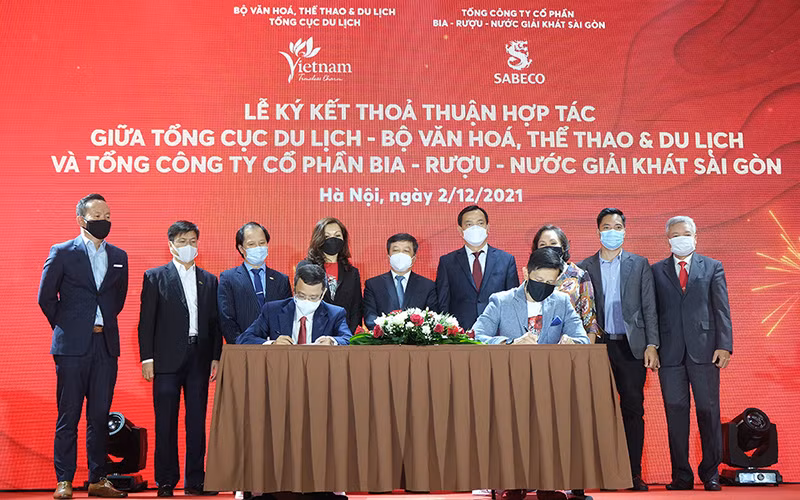 Lễ ký kết Thỏa thuận hợp tác giữa Tổng cục Du lịch và Tổng Công ty Cổ phần Bia - Rượu - Nước giải khát Sài Gòn (SABECO) (Ảnh: Tổng cục Du lịch)