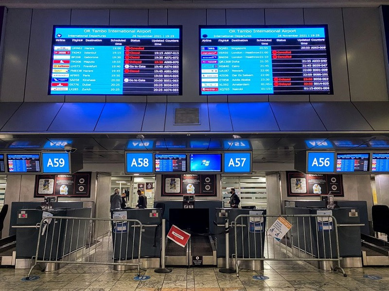 Các chuyến bay từ sân bay quốc tế O.R. Tambo ở Johannesburg (Nam Phi) đến London (Anh) bị hủy, ngày 26/11/2021. (Ảnh: Reuters) Biến thể Omicron chiếm đa số trong giải trình tự gen tại Nam Phi -0
