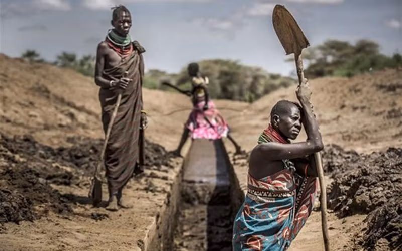 Người dân khơi thông một con kênh lấy nước ở Nanyee, Kenya. (Ảnh: AFP/TTXVN)
