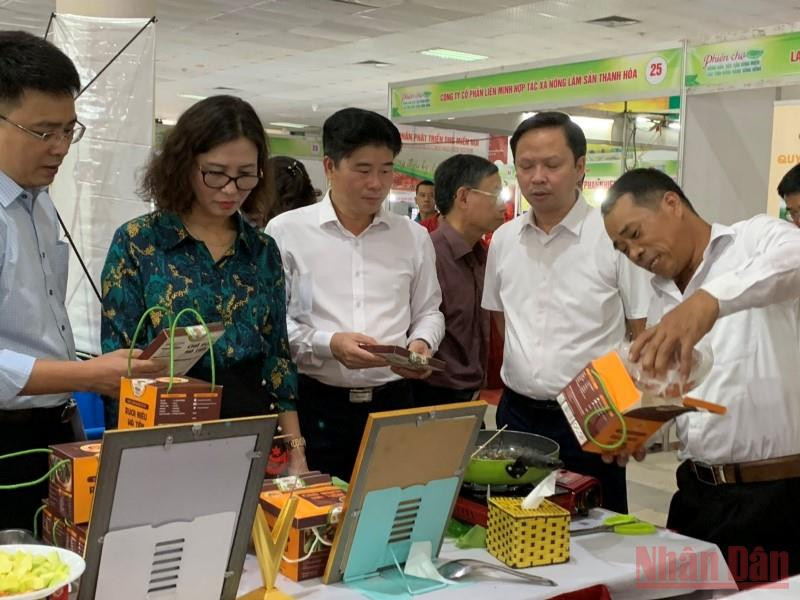 Nhiều gian hàng đặc sản vùng miền khu vực đồng bằng sông Hồng thu hút khách tham quan mua sắm. (Ảnh: THANH TRÀ) Khai mạc phiên chợ nông sản, đặc sản vùng miền các tỉnh đồng bằng sông Hồng -0