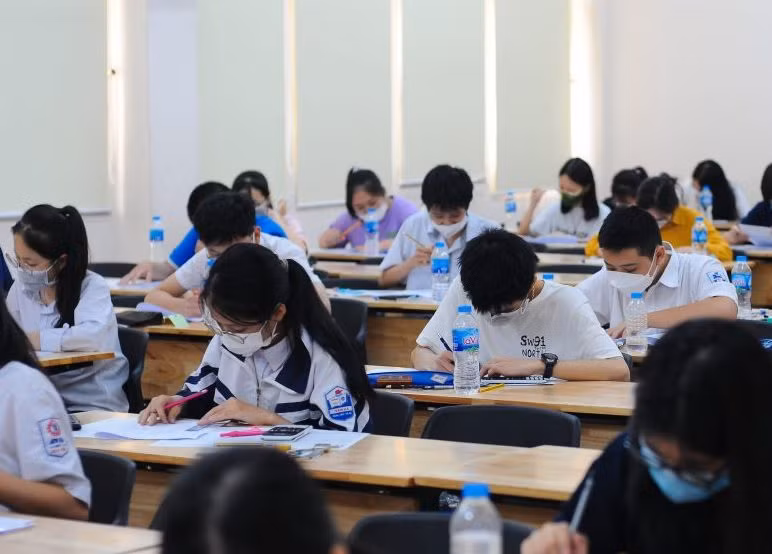 Thí sinh tham dự Kỳ thi vào lớp 10 Trường THPT chuyên Ngoại ngữ năm 2022. (Ảnh: ULIS)