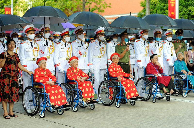 Các Mẹ Việt Nam Anh hùng chờ đợi giây phút vào Lăng viếng Bác... Đoàn đại biểu Bà mẹ Việt Nam Anh hùng vào Lăng viếng Chủ tịch Hồ Chí Minh -0