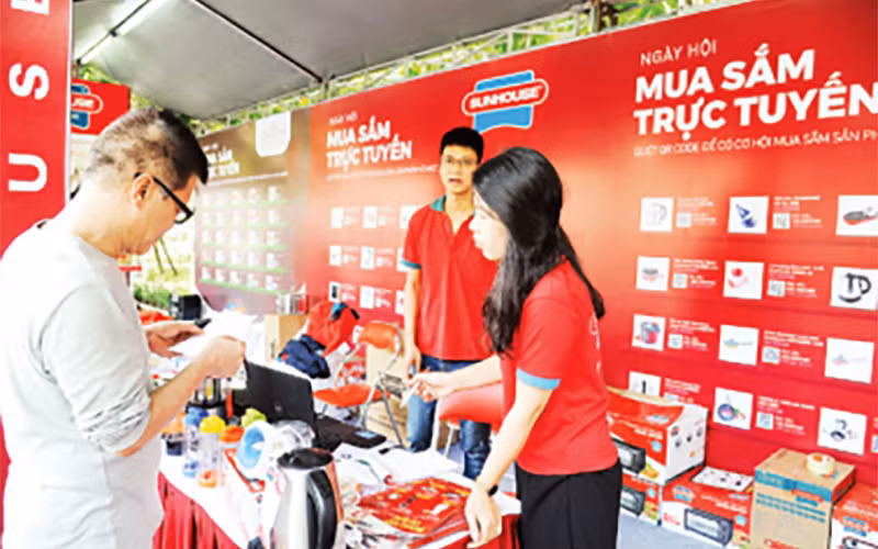 Người tiêu dùng trải nghiệm công nghệ số và thương mại điện tử trong chương trình Ngày hội mua sắm trực tuyến.