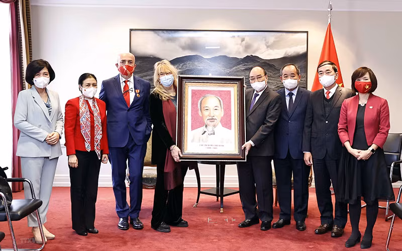 Chủ tịch nước Nguyễn Xuân Phúc tặng bức chân dung Chủ tịch Hồ Chí Minh cho bà Sandra Scagliotti. (Ảnh: TTXVN)