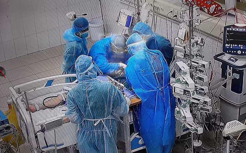 Các bác sĩ trực 24/24 để giành giật sự sống cho bệnh nhân. 