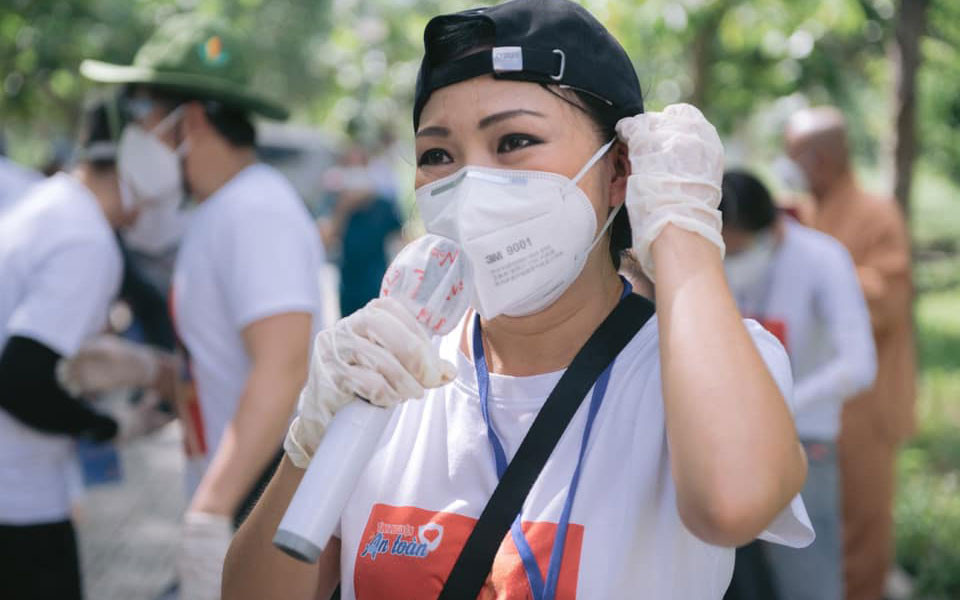 Ca sĩ Phương Thanh hát cổ vũ tinh thần chống dịch tại Bệnh viện dã chiến Củ Chi. Các nghệ sĩ cổ vũ tinh thần chống dịch Covid-19 -0
