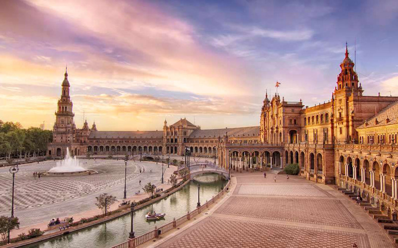 Quảng trường Plaza de Espana, Tây Ban Nha (Ảnh: Wowtravel) EU sẽ cho phép du khách tiêm đủ vaccine Covid-19 nhập cảnh -0