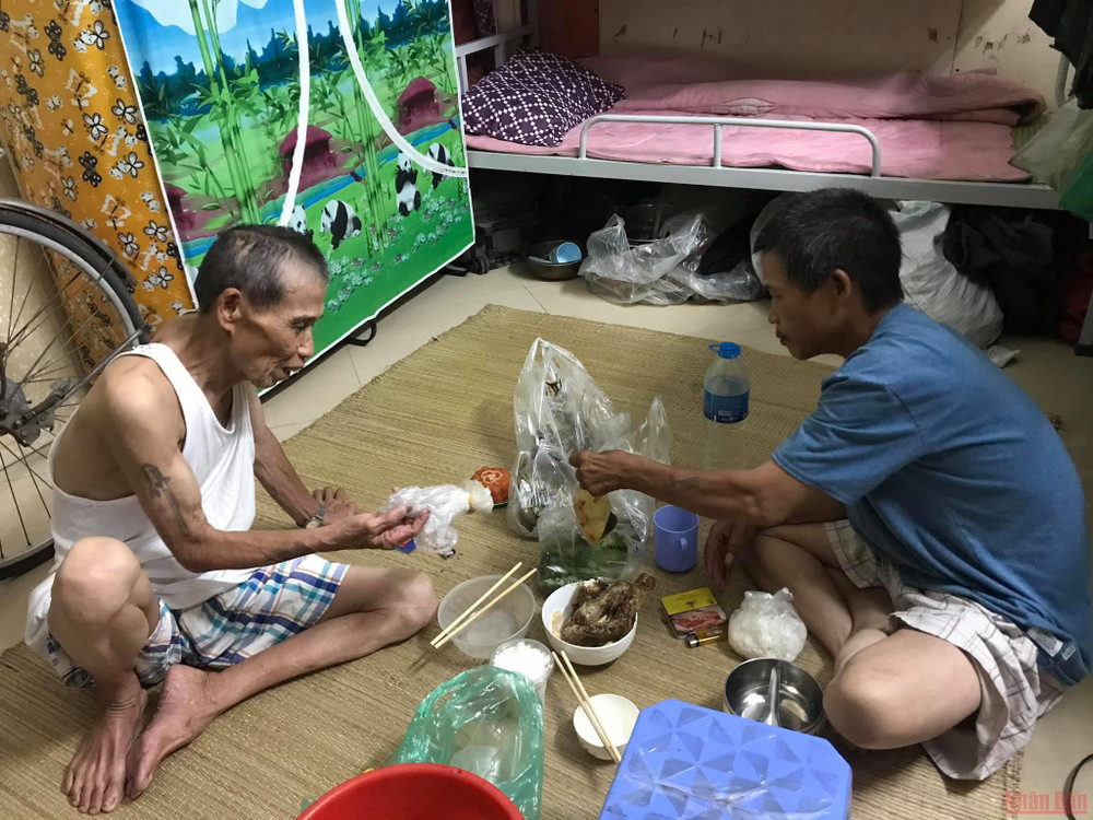 Căn nhà trọ đặc biệt dành cho chú H. (bên trái) - một người vô gia cư. (ẢNH: NHÂN VẬT CUNG CẤP) Trắng đêm Hà Nội cùng… những chuyến đi tử tế -0